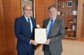 Foto: Quintana entrega a Vázquez el informe del Procurador del Común de 2025 que se debatirá en un pleno por determinar