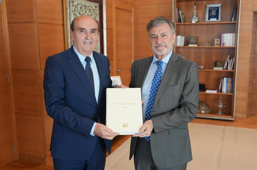 Quintana entrega a Vázquez el informe del Procurador del Común de 2025