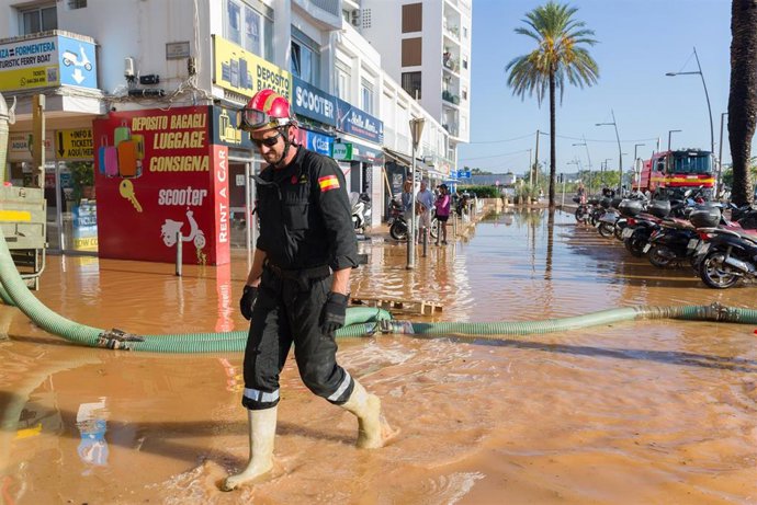 Archivo - Un militar de la UME en una calle anegada de agua tras las lluvias, a 1 de octubre de 2025, en Ibiza, Baleares (España). 