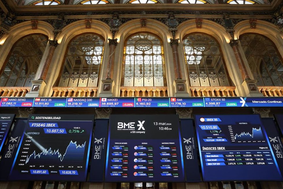 Archivo - Paneles del Ibex 35 en el Palacio de la Bolsa.