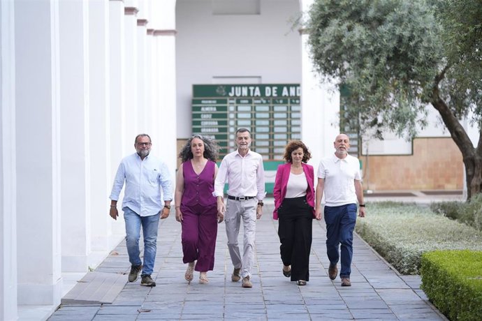 El coordinador federal de IU y candidato de Por Andalucía en las elecciones del 17M, Antonio Maíllo, junto a los diputados en el Parlamento de la coalición en una atención a los medios. Imagen de archivo.