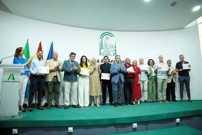 El consejero de Sanidad, Presidencia y Emergencias en funciones, Antonio Sanz, junto a la delegada de la Junta en Cádiz, Mercedes Colombo, partricipa en el acto de homenaje por el Día del Donante de Sangre.