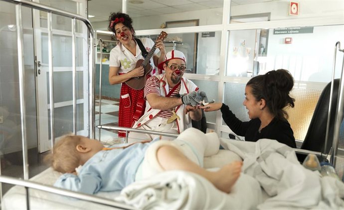 Archivo - Paciente pediátrico recibe la visita de Payasospital