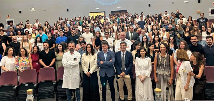 La consejera de Salud, Isabel Ayala, preside el acto de bienvenida a los residentes en un acto celebrado en el hospital Virgen de la Arrixaca