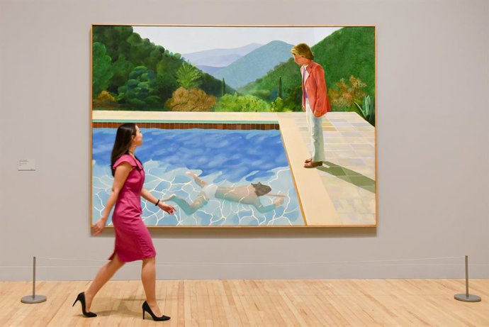 Archivo - February 6, 2017 - London, UK - London, UK. A staff member walks by ''Portrait of an Artist (Pool with Two Figures)'' at the preview of the world's most extensive retrospective of the work of David Hockney at the Tate Britain, which will be on d