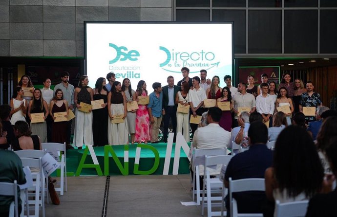 Foto de familia tras el evento 'Land insitu 2026', en el patio de la Diputación