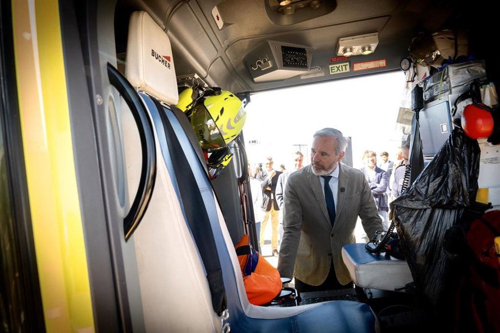 El presidente del Gobierno de Aragón, Jorge Azcón, en un momento de la  visita este viernes a  la Base de Emergencias de Villanueva de Gállego (Zaragoza)