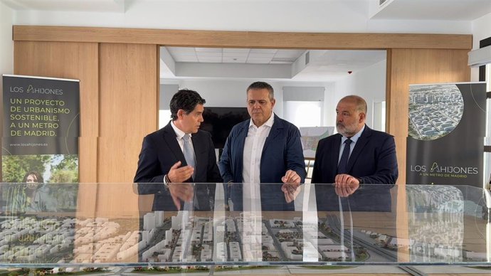El consejero de Vivienda, Transportes e Infraestructuras, Jorge Rodrigo, visita el desarrollo urbanístico de Los Ahijones