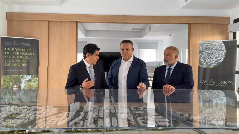 El consejero de Vivienda, Transportes e Infraestructuras, Jorge Rodrigo, visita el desarrollo urbanístico de Los Ahijones