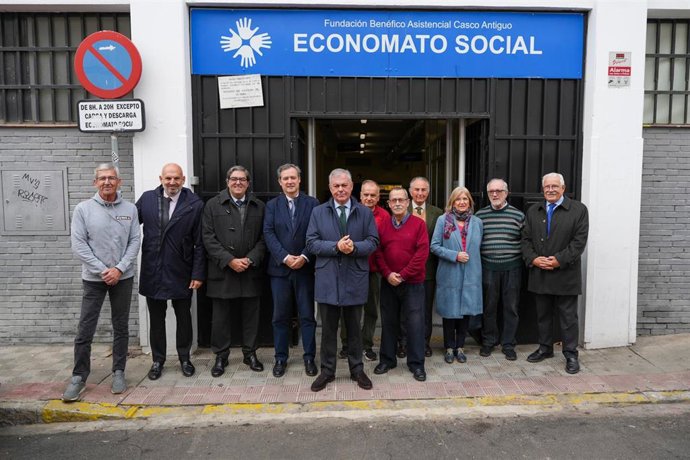 Archivo - Imagen del alcalde de Sevilla, José Luis Sanz (c), junto al delegado de Fiestas Mayores, Manuel Alés (2i), y los responsables de la Fundación Casco Antiguo