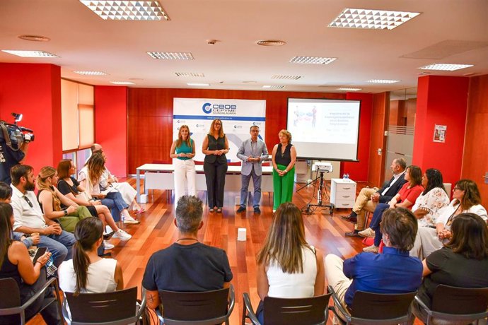 La consejera de Igualdad en una jornada de formación en materia de corresponsabilidad organizada por Cecam y CEOE-Cepyme Guadalajara.