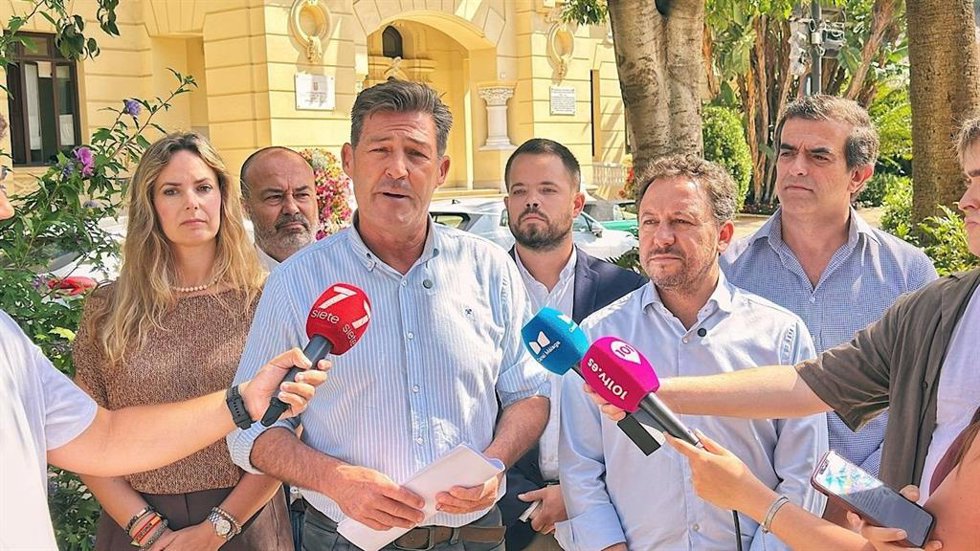 El portavoz del grupo municipal Vox Málaga, Antonio Alcázar, atiende a los medios.