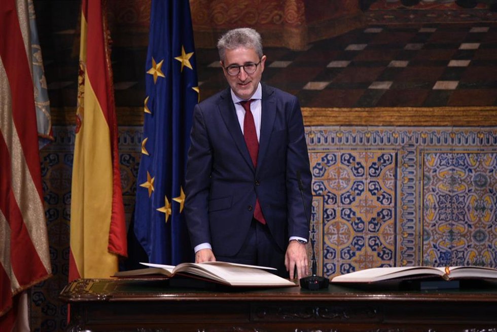 Archivo - Imagen de archivo del ministro Arcadi España en su etapa como conseller de Hacienda