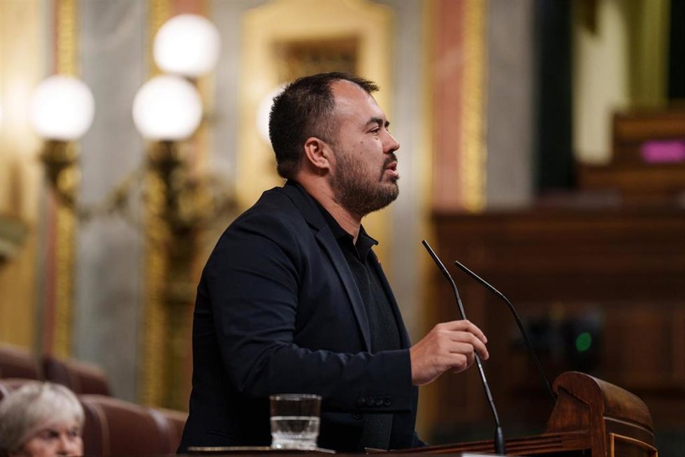 Archivo - El diputado de Sumar Nahuel González López interviene durante una sesión plenaria en el Congreso, a 28 de abril de 2026, en Madrid (España).