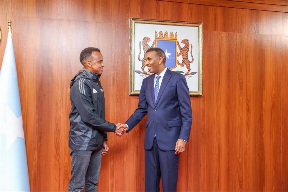 El arbitro Omar Artan (I) con el primer ministro de Somalia, Hamza Abdi Barre