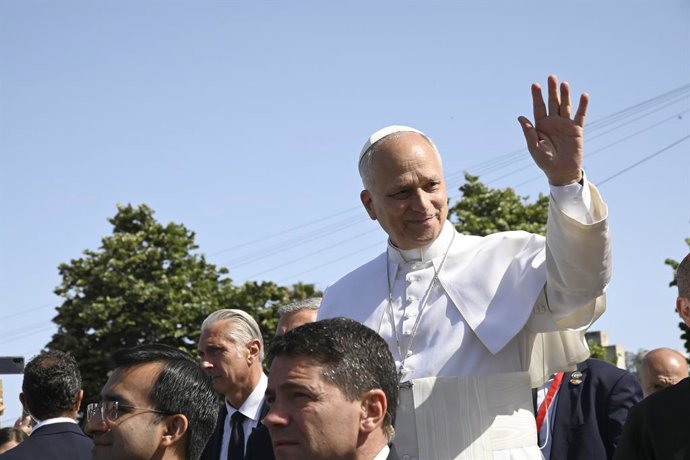 El Papa León XIV con un bebé durante un encuentro con las realidades de integración de los migrantes, en la Plaza del Cristo de La Laguna, a 12 de junio de 2026, en San Cristóbal de La Laguna, Santa Cruz de Tenerife, Islas Canarias (España). Durante el en