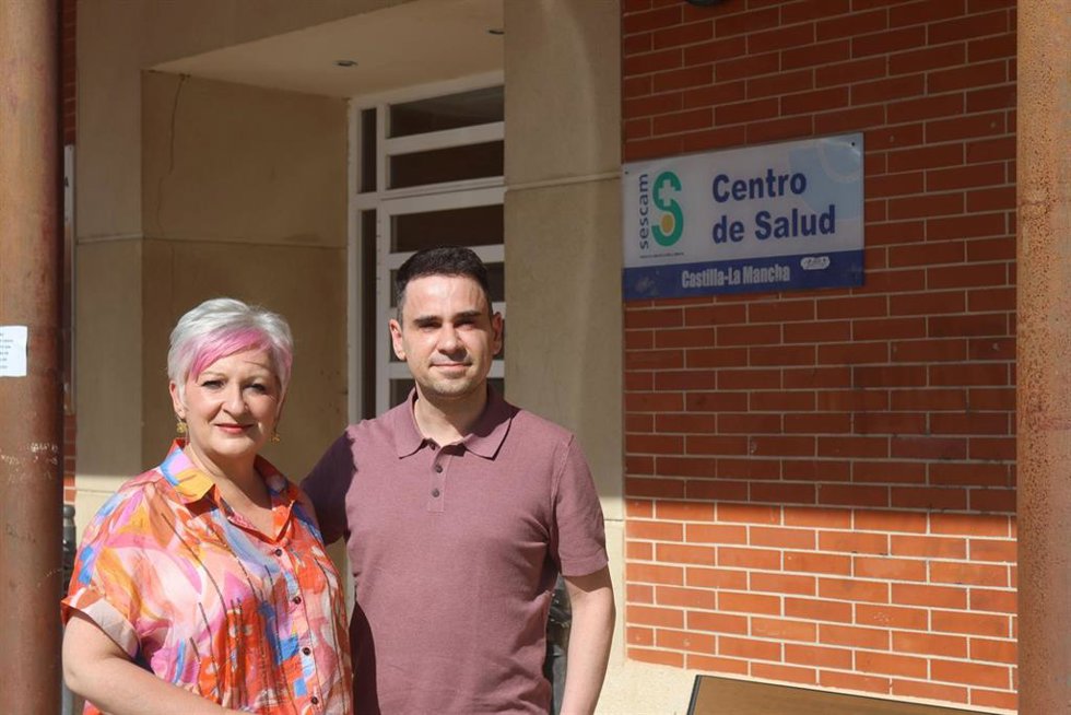 La Junta en Guadalajara, Rosa María García, y el alcalde de Cabanillas del Campo, José García Salinas, durante la visita realizada a las instalaciones del antiguo Centro de Salud de la localidad.