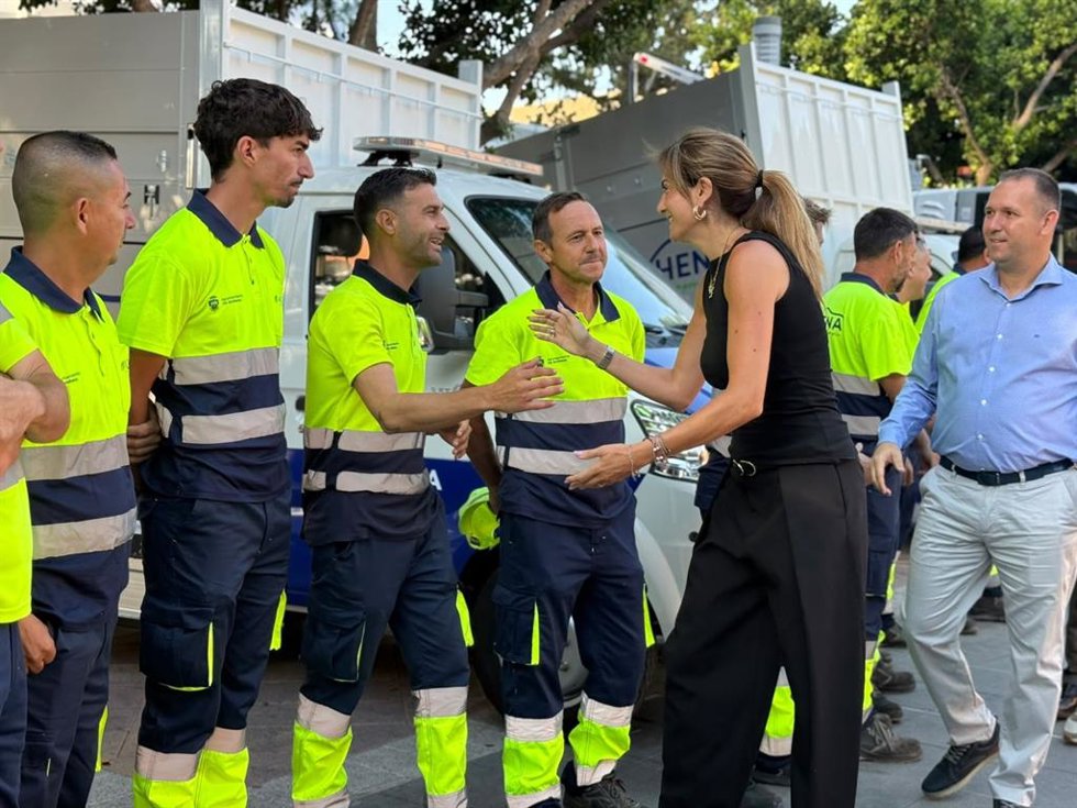 La alcaldesa, Patricia Fernández, saluda a los trabajadores del servicio