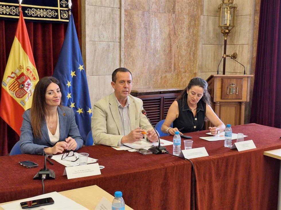 La presidenta de la APA, Rosario Soto; el subdelegado del Gobierno en Almería, José María Martín; y la delegada de la Junta de Andalucía en Almería, Aránzazu Martín, durante la reunión del Comité de Dirección de la OPE 2026.