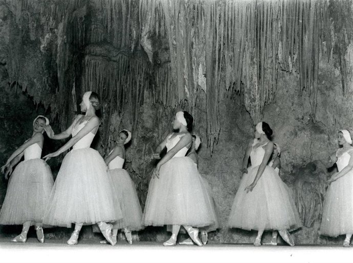 Imagen de varias bailarinas en el primer Festival de la Cueva de Nerja. Foto de José Padial.