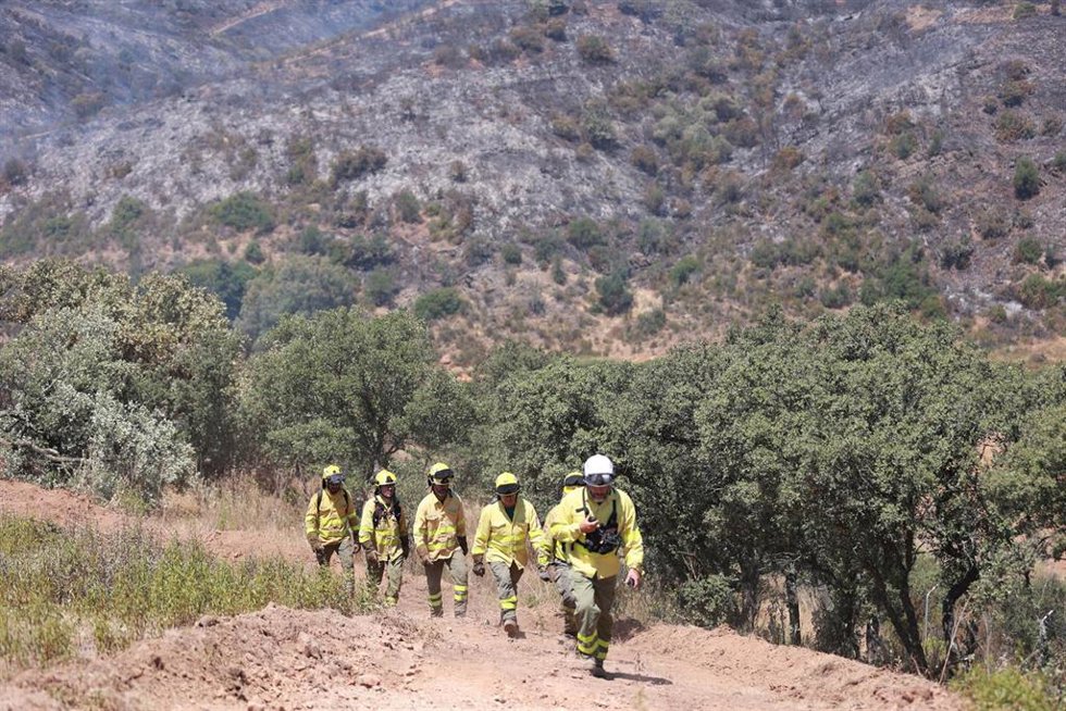 Efectivos del dispositivo de extinción del incendio forestal declarado el pasado lunes en el municipio onubense de Villanueva de los Castillejos.