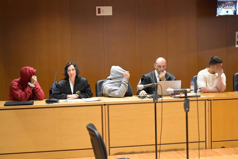 Los tres acusados por la muerte de Yoel Quispe y sus abogados en la Audiencia Provincial de A Coruña
