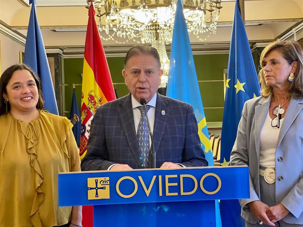 Rueda de prensa del alcalde de Oviedo, Alfredo Canteli, la presidenta del Lobas Global Atac, Paulina Guerrero, y la edil de Deportes, Concepción Méndez.
