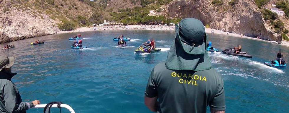 La Guardia Civil denuncia en  Almuñécar a  los pilotos de diez motos náuticas por navegar en el Paraje Natural Acantilados de Maro-Cerro Gordo