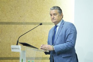 El consejero de Sanidad, Presidencia y Emergencias en funciones, Antonio Sanz, interviene en Cádiz en el acto de homenaje por el Día del Donante de Sangre. 
