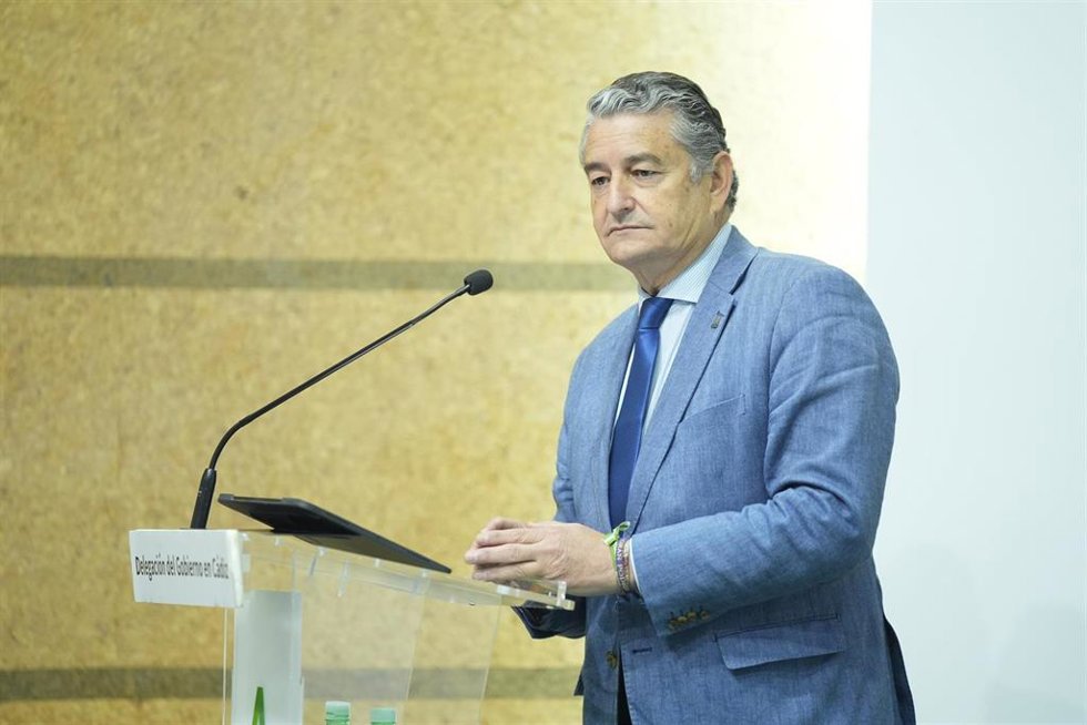 El consejero de Sanidad, Presidencia y Emergencias en funciones, Antonio Sanz, interviene en Cádiz en el acto de homenaje por el Día del Donante de Sangre. 