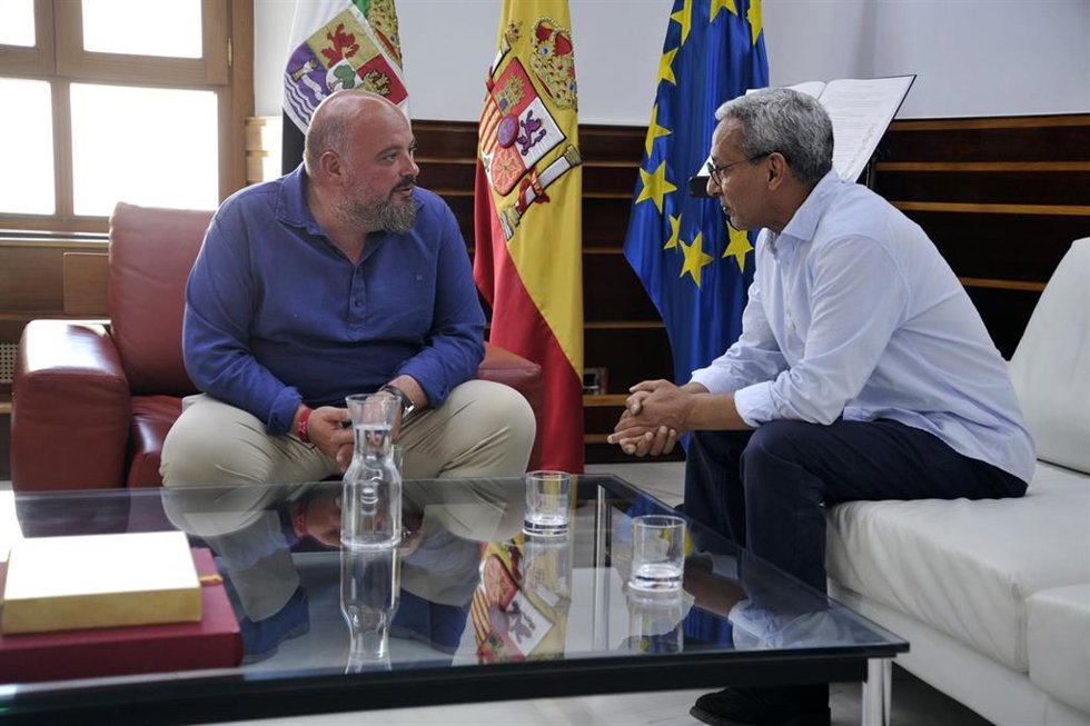 El presidente de la Asamblea de Extremadura, Manuel Naharro, se reúne con el delegado del Frente Polisario, Allali El-Mami Salima, en Mérida a 12 de junio de 2026.