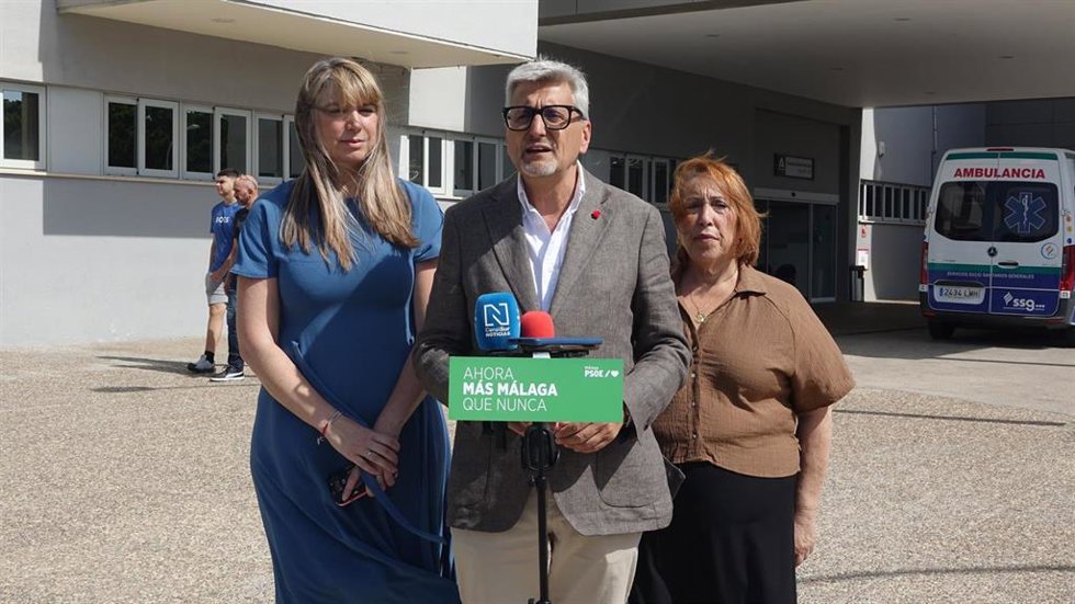 El secretario general del PSOE de Málaga, Josele Aguilar, atiende a los medios en Málaga ante el Hospital Universitario de la Victoria.