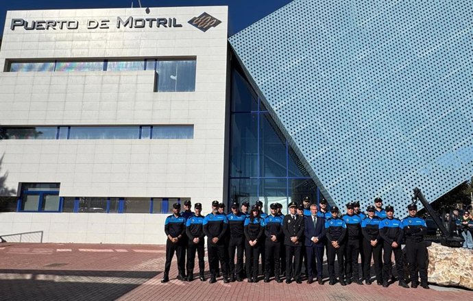 El presidente de la Autoridad Portuaria de Motril, José García Fuentes, con la Policía Portuaria.