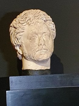 Imagen de la cabeza de mármol atraibuida al emperador Galieno .