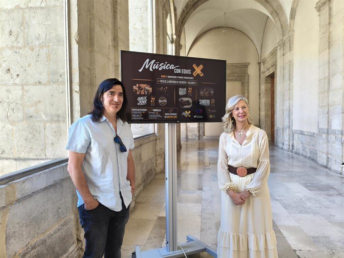 El gerente y director artístico de Xtrañas Producciones, Nacho Vicente, y la concejala de Educación y Cultura, Irene Carvajal.