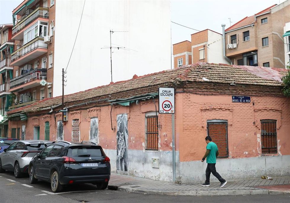 Archivo - Fachada de la casa fotografiada por Robert Capa en Vallecas, a 13 de noviembre de 2025, en Madrid (España).