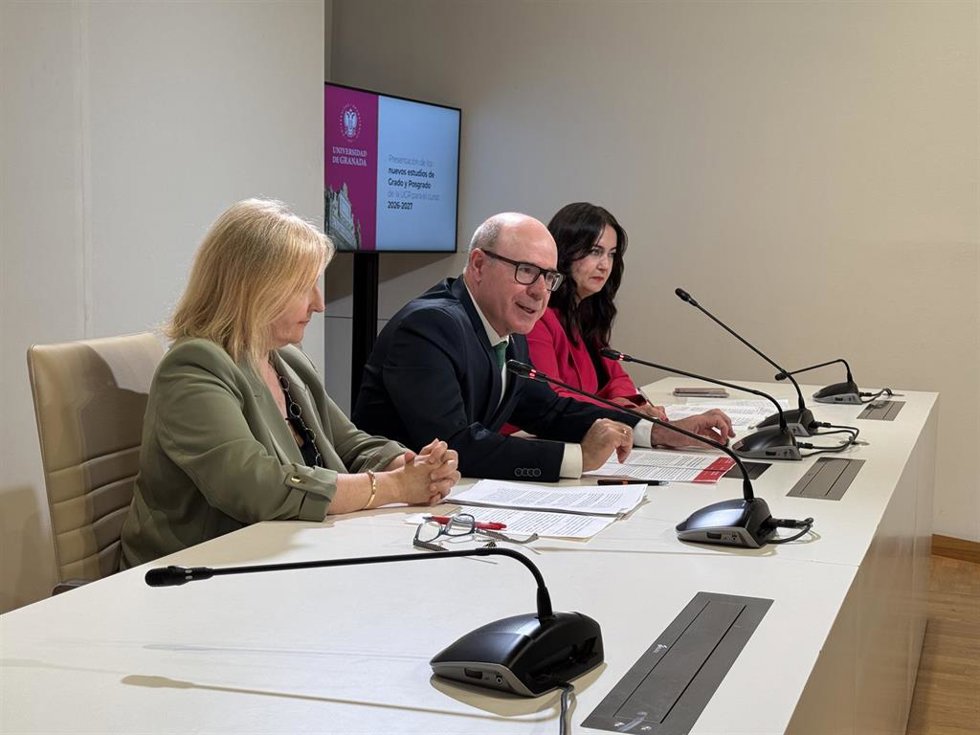 El rector de la Universidad de Granada, Pedro Mercado, y las vicerrectoras Ana Rivas Velasco y Ana García Campaña.