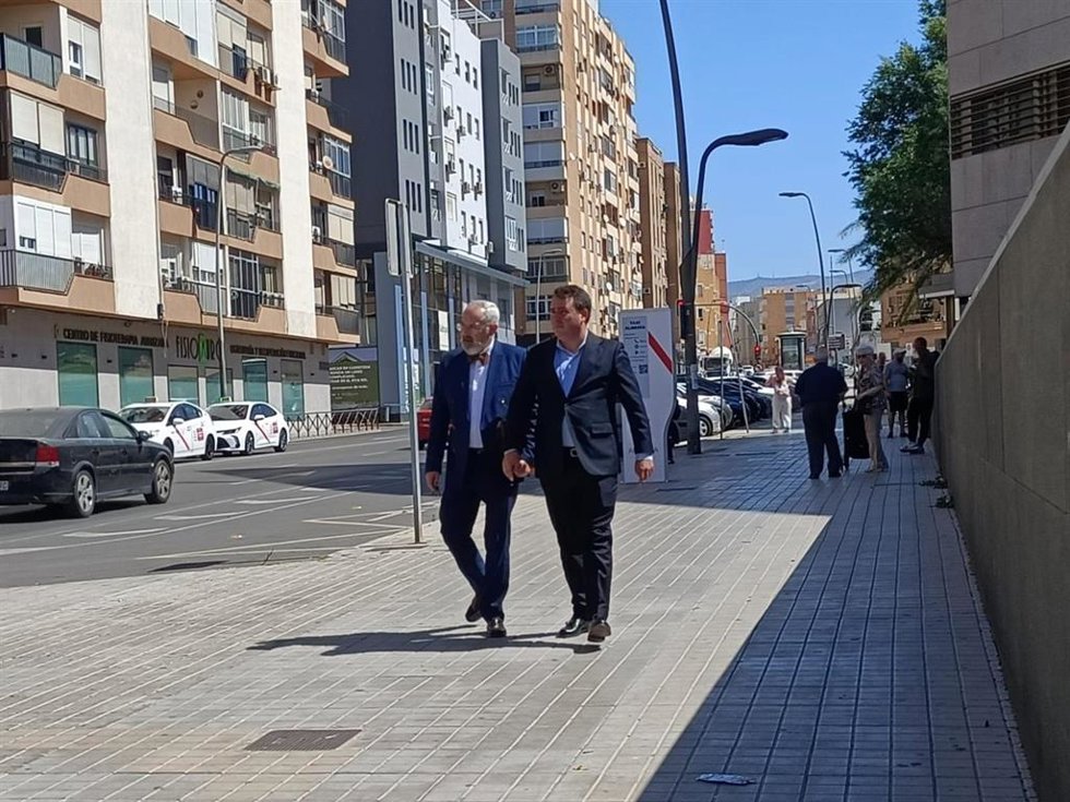 El exvicepresidente segundo de la Diputación de Almería Fernando Giménez tras su salida de la Ciudad de la Justicia de Almería junto con su abogado José Luis Labraca.