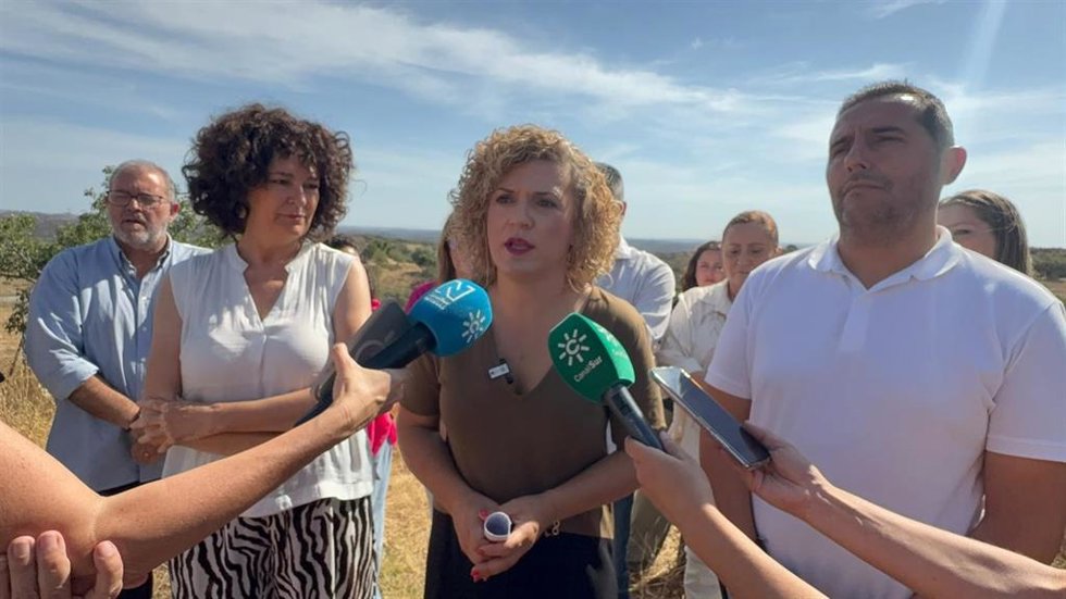 La secretaria general del PSOE de Huelva y alcaldesa de San Bartolomé de la Torre, María Eugenia Limón, junto a los alcaldes de Villanueva de los Castillejos, Jairo Rodríguez, y la alcaldesa de Gibraleón, Lourdes Martín.