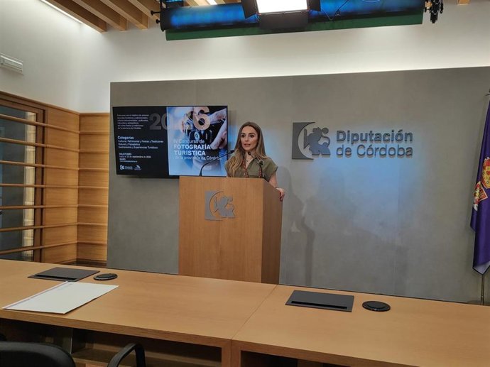 La delegada de Turismo de la Diputación, Narci Ruiz, en la presentación del concurso de fotografía.