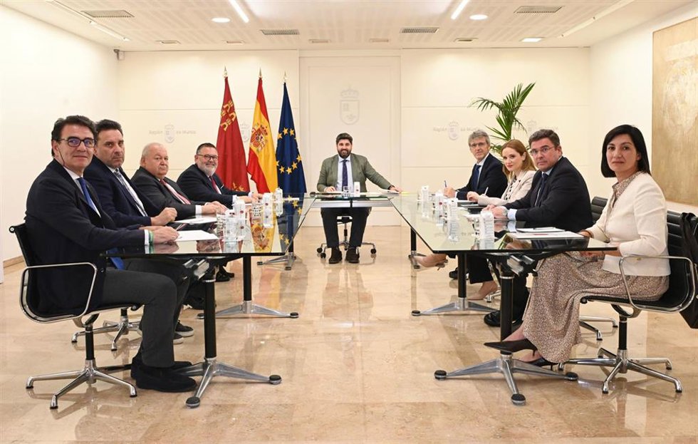 El presidente de la Comunidad, Fernando López Miras, reunido con el nuevo presidente de la COEC, Miguel Ángel Jiménez