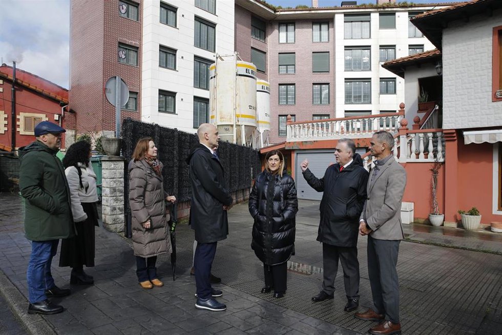 Archivo - El Gobierno compra en Los Corrales de Buelna dos edificios con 63 viviendas para destinarlas al alquiler asequible