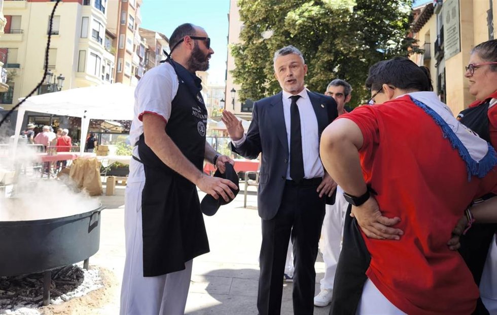 El alcalde de Logroño, Conrado Escobar, conversa con peñistas en el acto de Degustación de Toro Guisaso en las fiestas de San Bernabé
