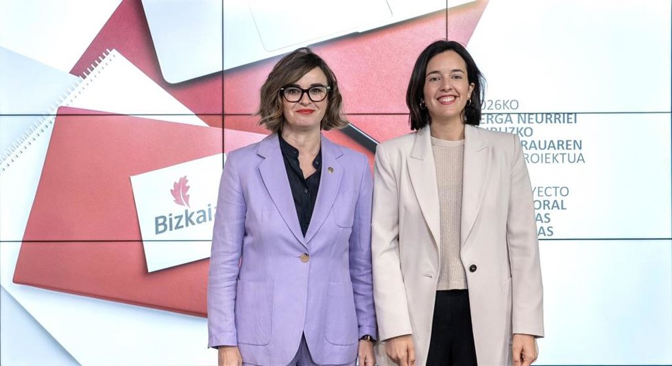 Elixabete Etxanobe e Itxaso Berrojalbiz