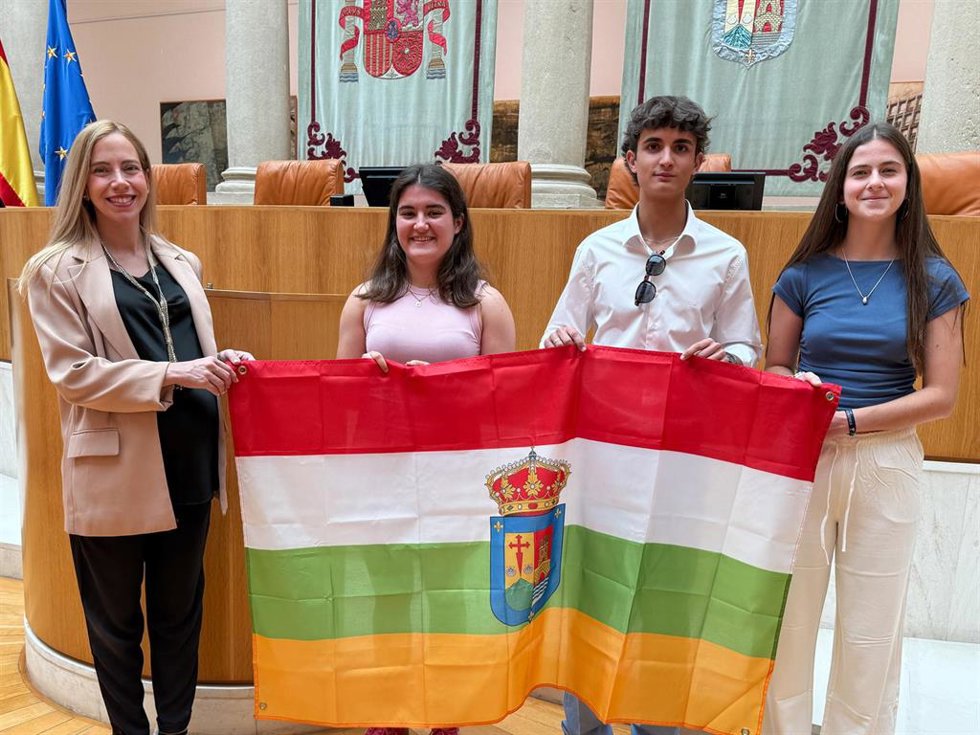 La presidente del Parlamento riojano, Marta Fernández Cornago felicita a los jóvenes riojanos seleccionados para participar en la Ruta Quetzal