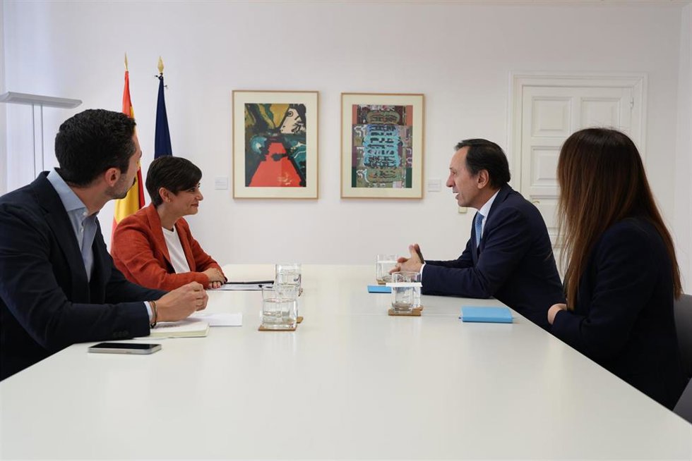 La ministra de Vivienda y Agenda Urbana, Isabel Rodríguez, en un encuentro con el embajador de Portugal en España, José Augusto Duarte.