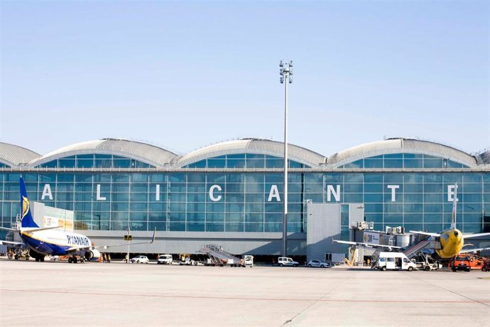 Archivo - Imagen de archivo del aeropuerto de Alicante-Elche Miguel Hernández