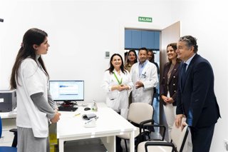 Archivo - El consejero de Sanidad, Presidencia y Emergencias de la Junta de Andalucía, Antonio Sanz, supervisa las instalaciones en un centro de salud.