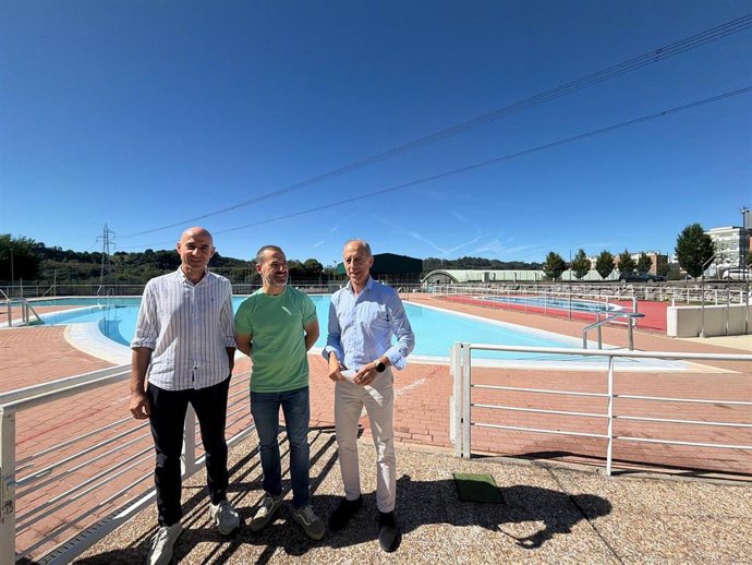El director del Patronato Deportivo Municipal, Virginio Ramírez, junto al alcalde de Siero, Ángel García, y el edil de Deporte, Jesús Abad.