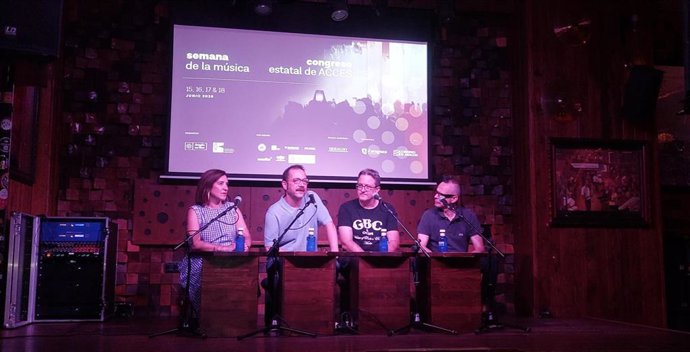 La consejera municipal de Cultura, Sara Fernández; el presidente de Aragón en Vivo, Javier Benito; el presidente de Acces, Isaac Vivero, y el director general de Cultura del Gobierno de Aragón, Pedro Olloqui.